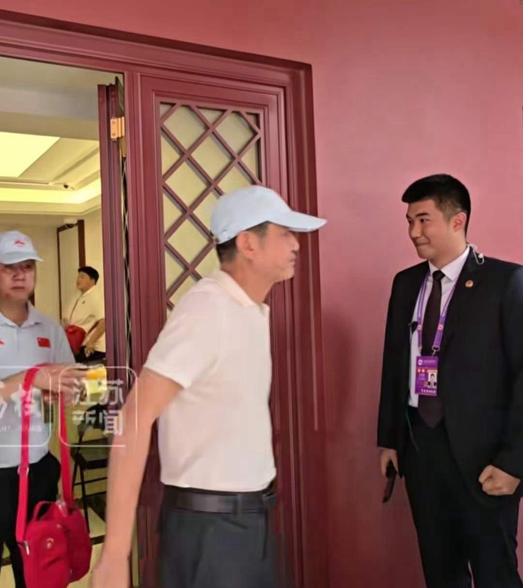 曾经的中国女排主教练，陈忠和老先生，也收到了邀请，出现在抗战胜利大阅兵的观礼现场
