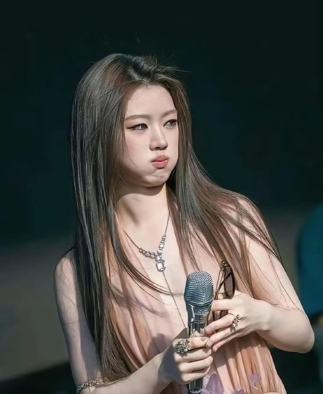 终于在单依纯脸上，看到了可爱清纯的一面！