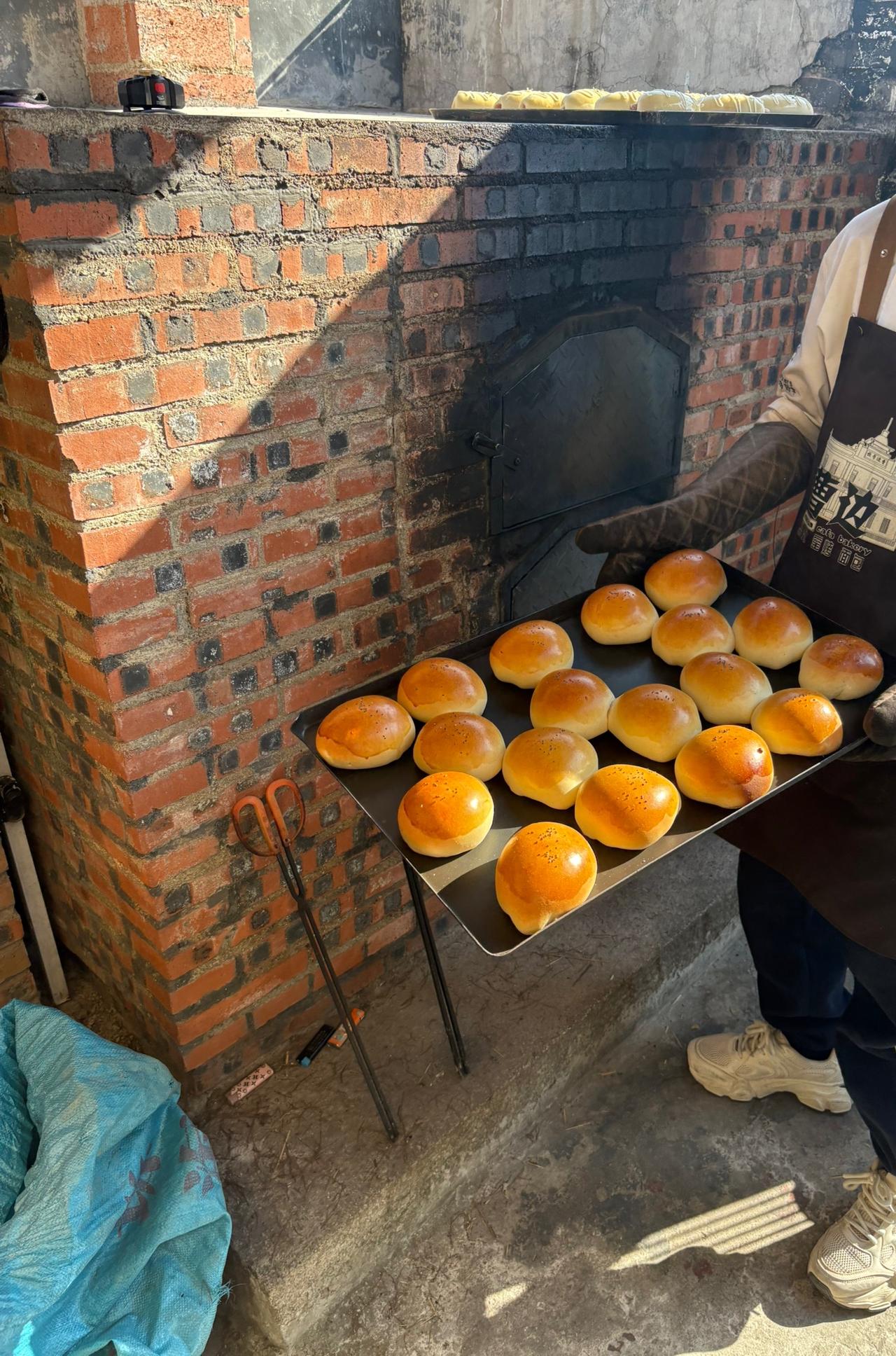 网红面包。今天去一个附近的村子里面，听说里面有一家面包店很好吃。没想到他做