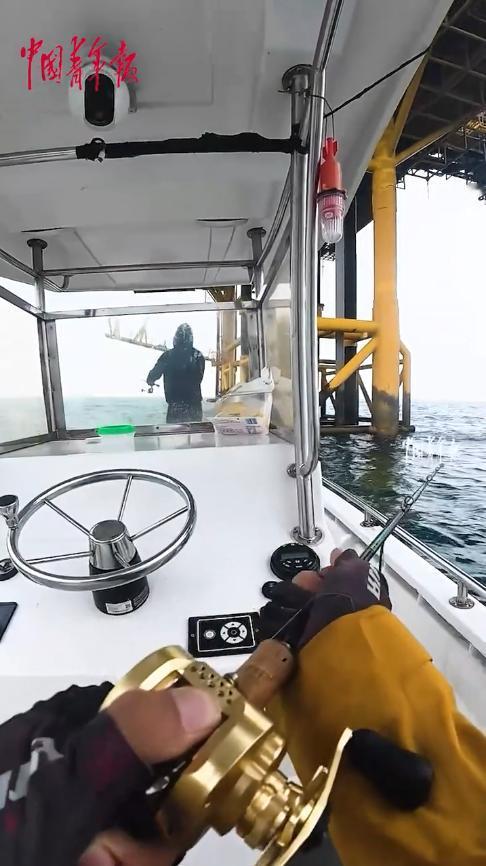 “笑不活了！”12月12日，广西北海，一男子出海钓鱼时，鱼竿突然变得异常沉重，意