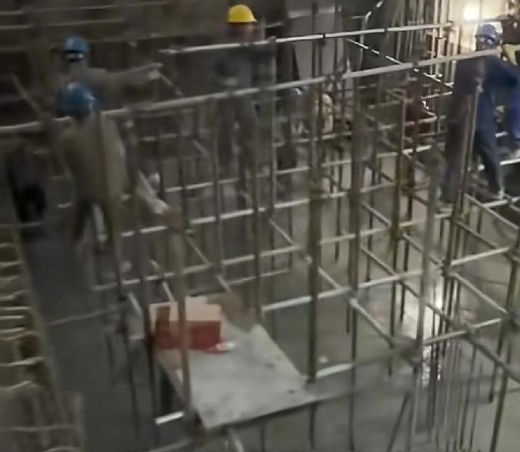 上海的这位业主自私的有些可怕还浦东新区一个小区内发生了这样一件事情，住在1楼的