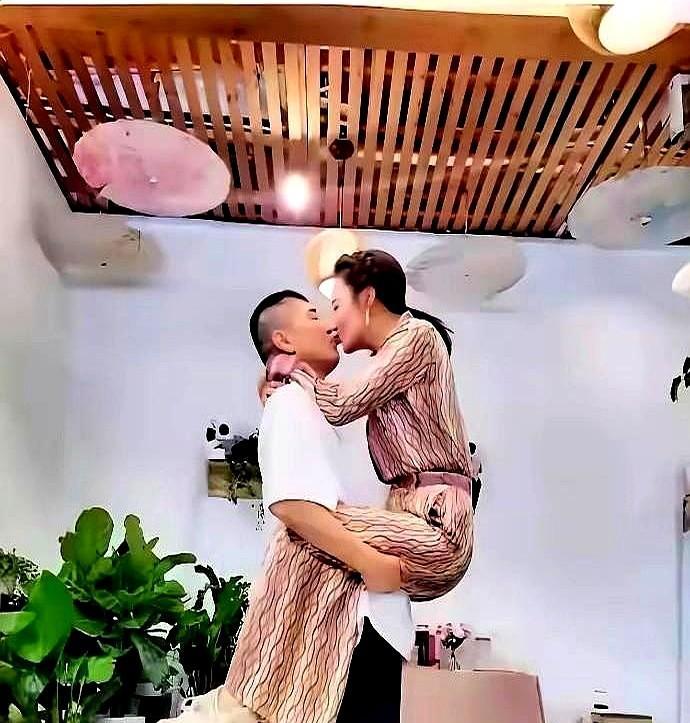 吴越又被传牵手疑云，照片模糊却引爆全网。她不是没绯闻，是太低调，成了别人嘴里的