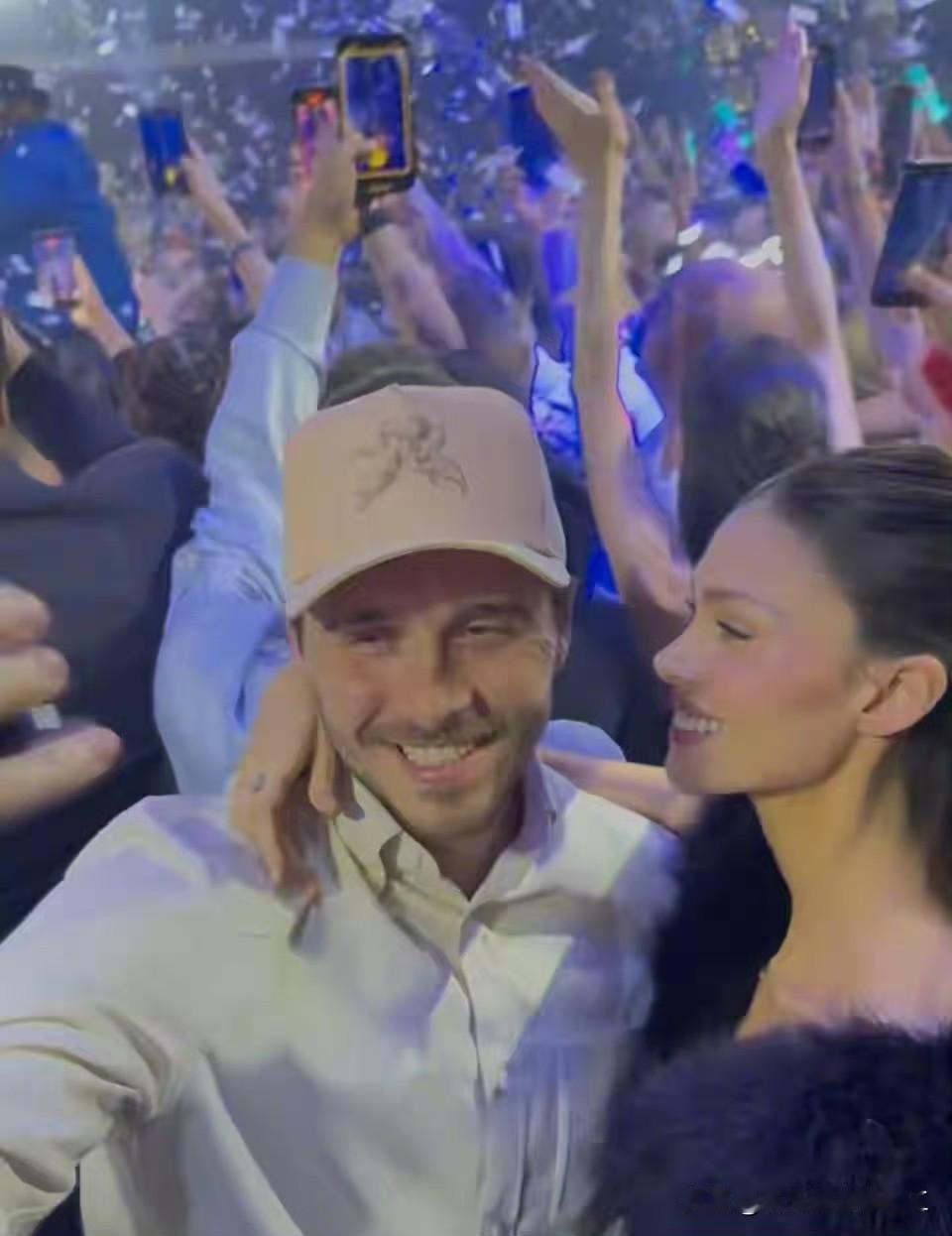 贝克汉姆的大儿媳妇发了自己和布鲁克林跨年的照片，布鲁克林不但和父母断绝关系，现在