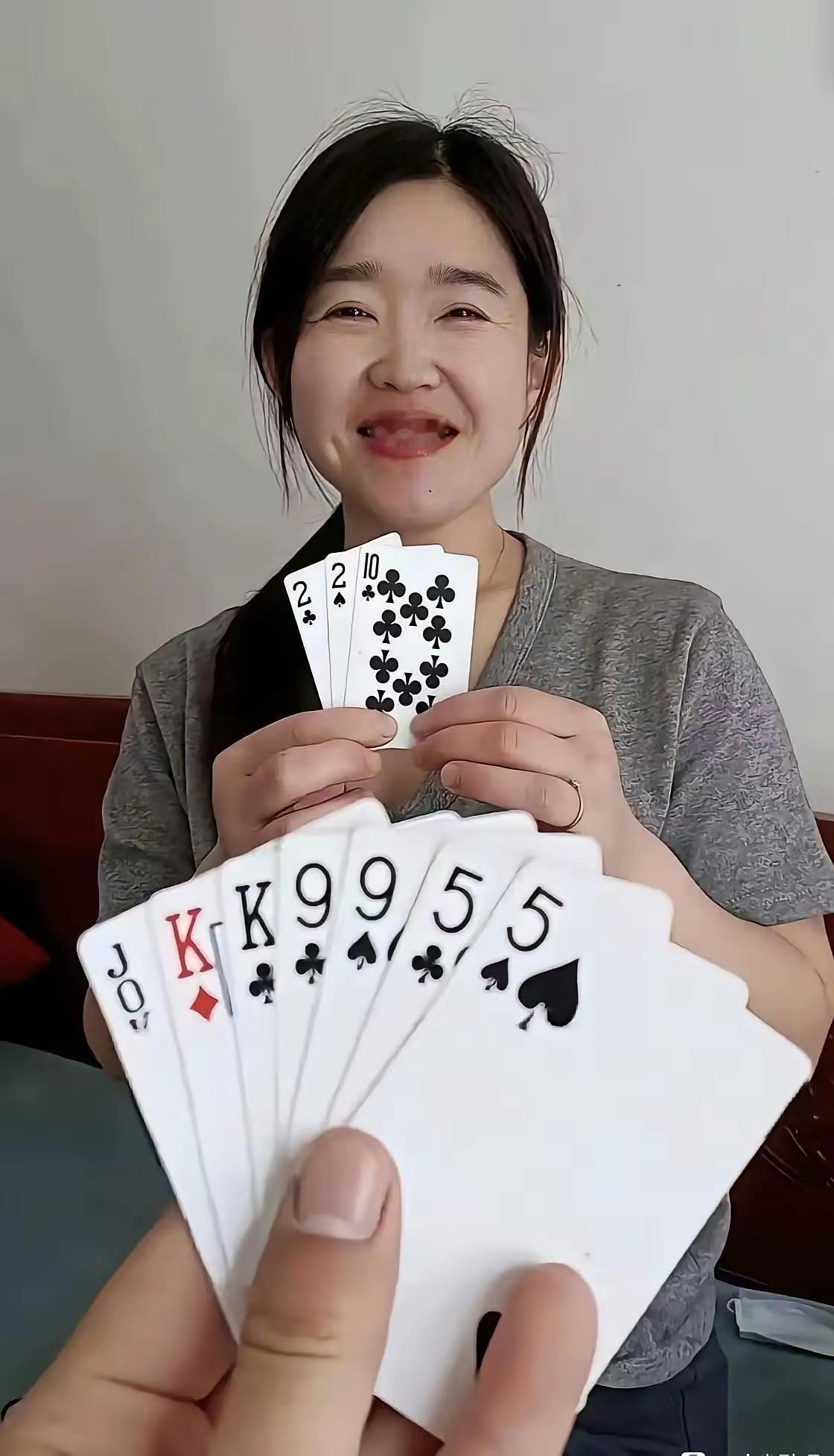 就凭这把牌，老娘要是不让你，做够100个俯卧撑。就算是对不起你了[加油][