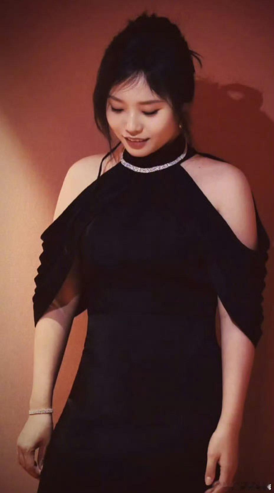 这还是李雪琴吗，瘦了好多啊，显得更有气质了，五官很大气！！​​​