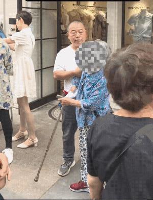 在成都，一位八十多岁老人摔倒，被一位大叔扶起后，老人拉着大叔不让走。此时此刻，大