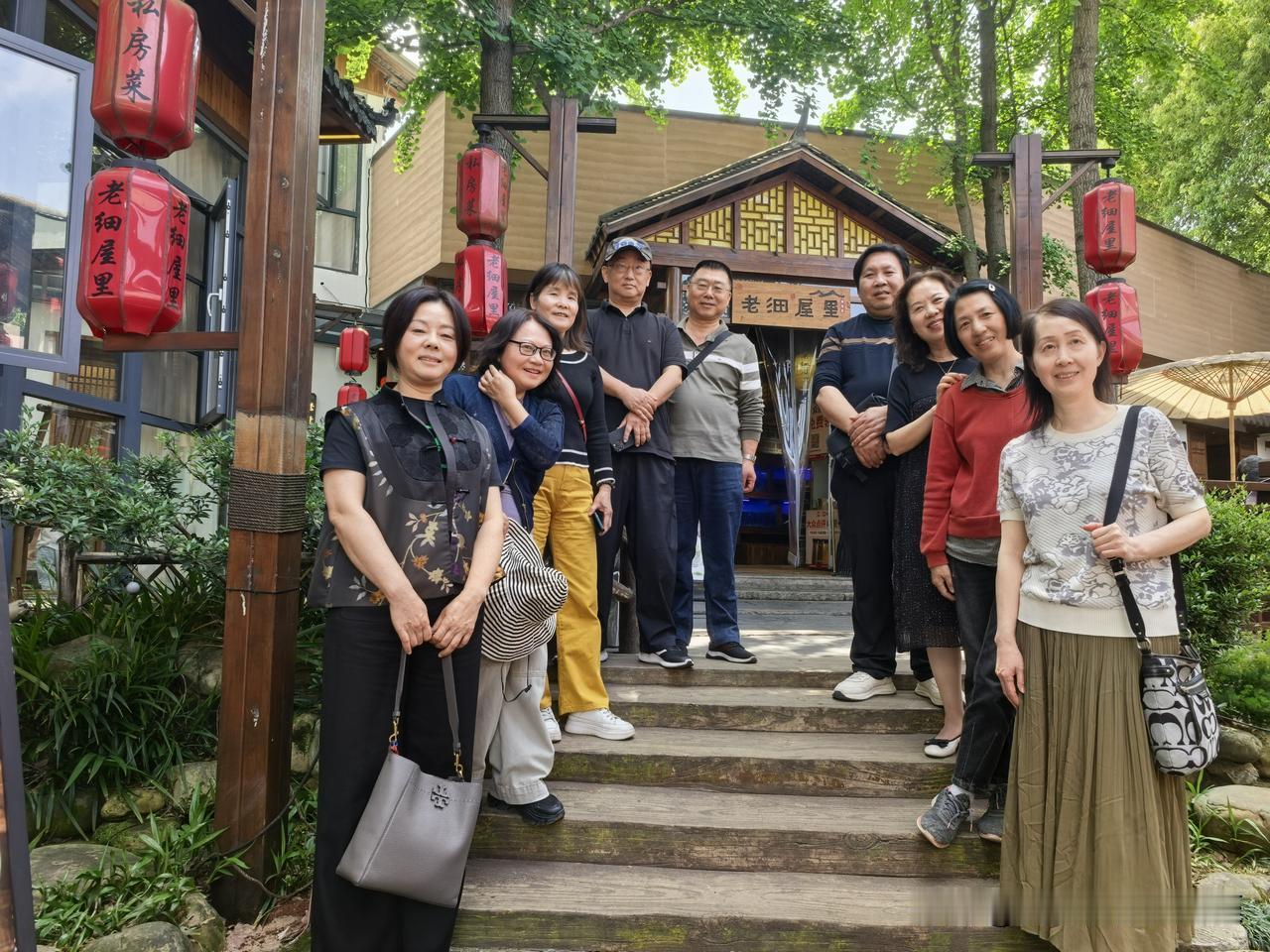 40年前，我们挥别彼此，告别大学校园，奔赴火热的生活。40年后，我们染鬓微霜，