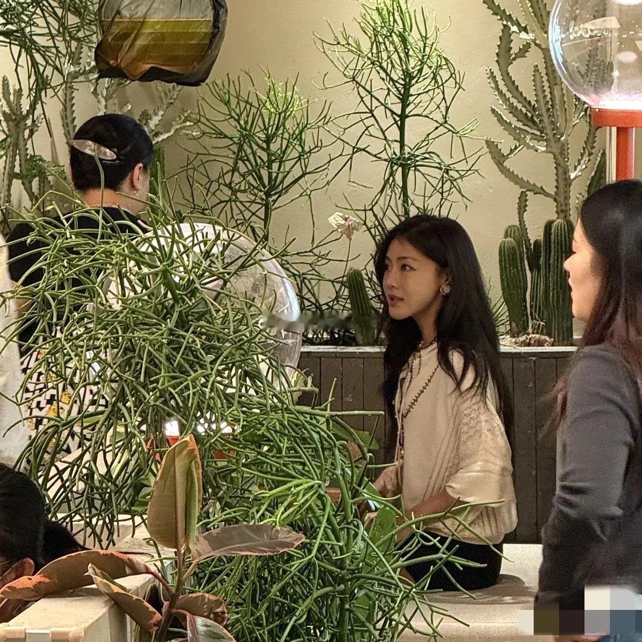 有网友在重庆偶遇邓家佳，现实中的她颜值惊艳，身材纤瘦高挑，气质出众。面对路人的注