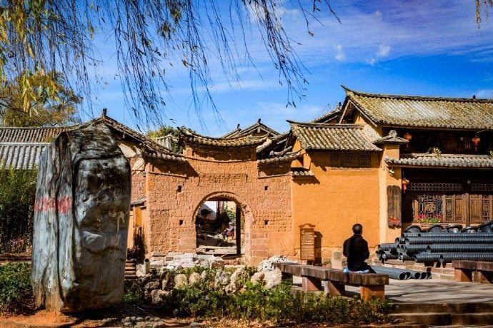 世间独一份的澄澈蓝色，只藏在大理的整片晴空里，每一幕风光都治愈人心。