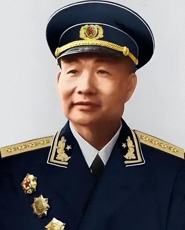 1976年，海军司令萧劲光大将到京西宾馆开会，会后与副总长杨勇上将在走廊闲聊。这