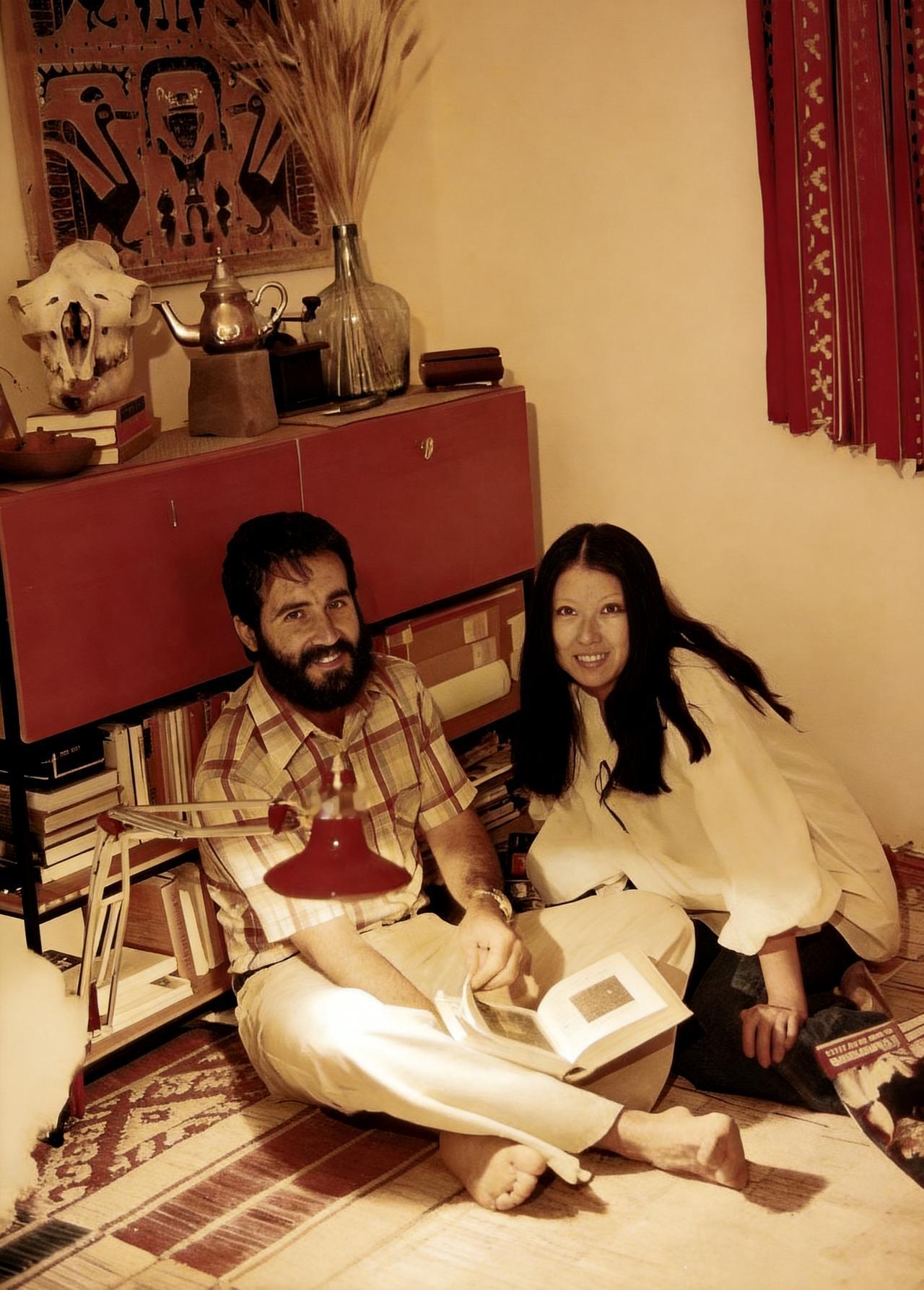 这是著名作家三毛与荷西。1967年，24岁的三毛在马德里求学时，与读高三的荷西相