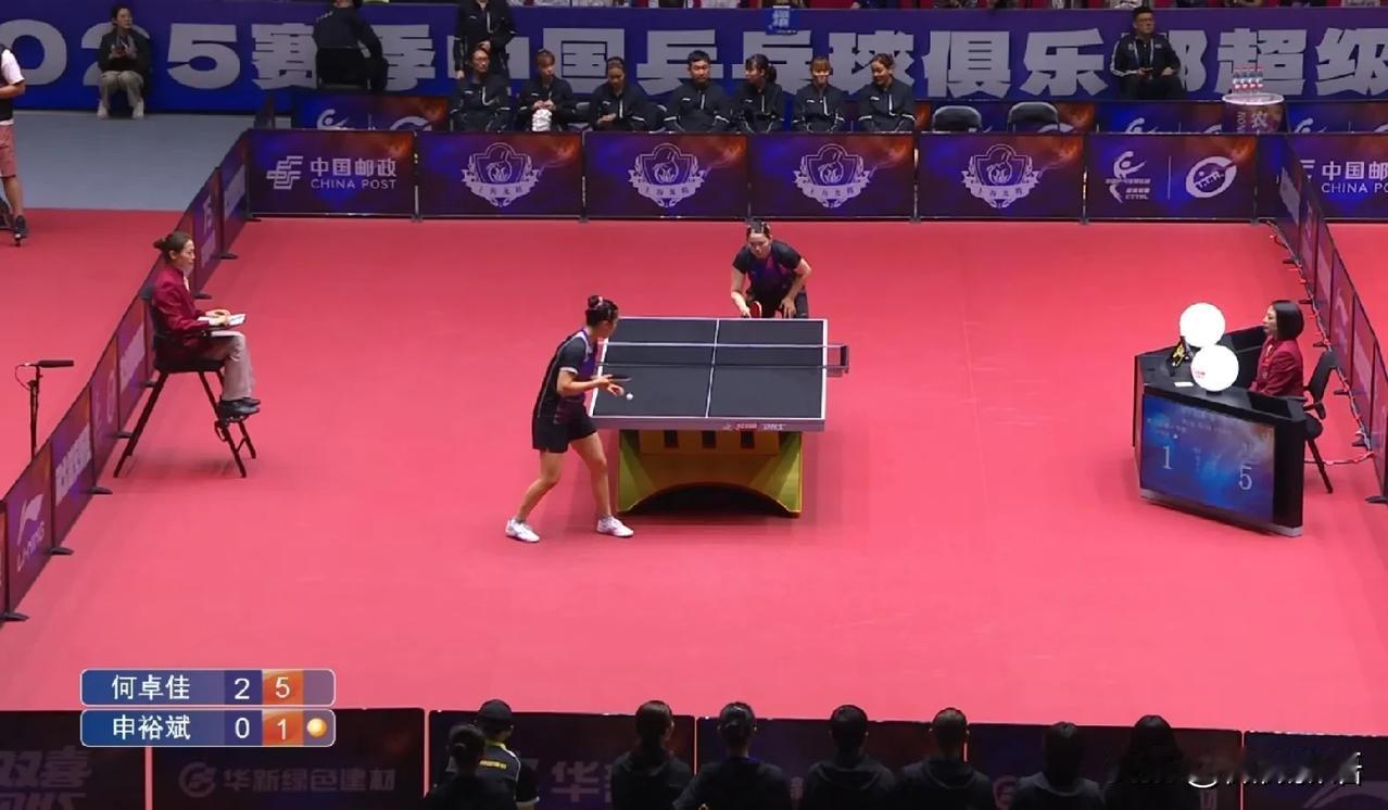 何卓佳挺厉害，打了申裕斌一个3-0。何卓佳经常给莎莎陪练，她也挺厉害啊，刚刚何