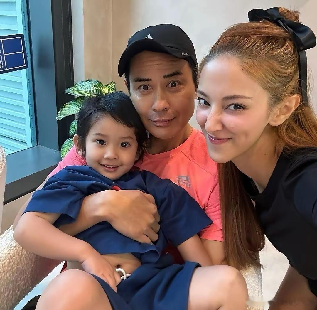 郑嘉颖和老婆陈凯琳一起带儿子到球馆打球，夫妻俩虽然年龄差距二十岁左右，但这对是娱
