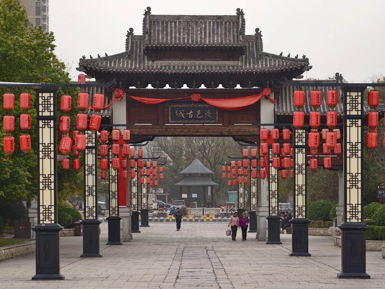 这说法完全颠倒了西周基本地缘逻辑。成周洛阳是镇抚东土的枢纽，丰镐才是周天子世代居