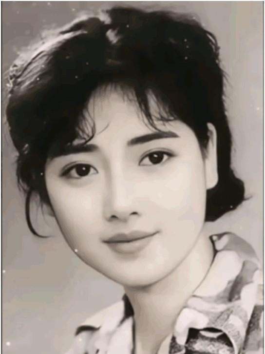 这是80年代女演员年轻时的一张老照片，照片中她样貌清秀，是天生丽质的美，这比刘亦
