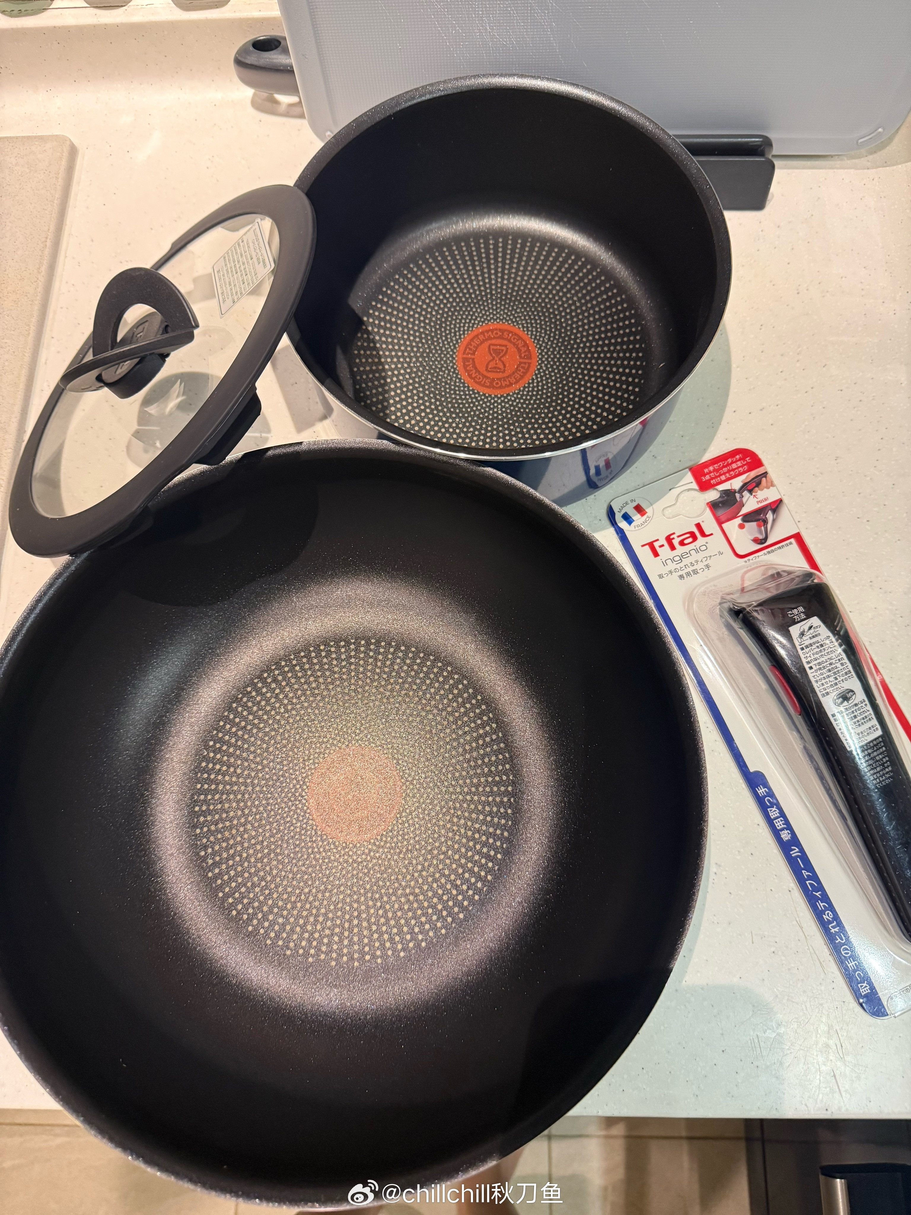 旧的其实还很不粘，也没划痕，但确实用了很多年了，得换。新锅看着真美。