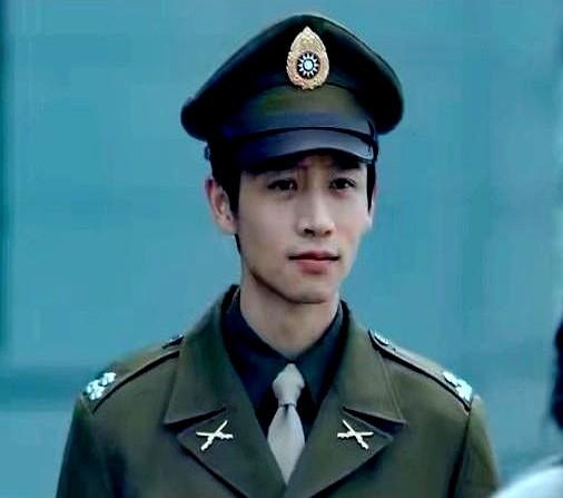 谷正文和聂曦同穿三颗星军装，却一个挺括一个皱巴巴。这可不是谁没熨衣服，是俩人身份