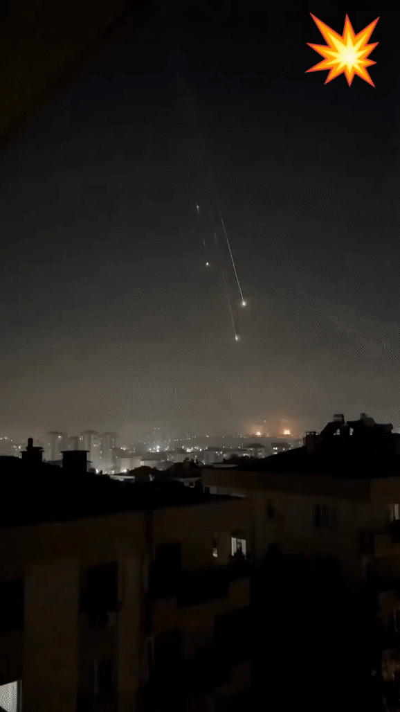 波斯重型导弹不但准而且威力大，四枚重型导弹袭击两个目标，各自两枚导弹划出不同轨道