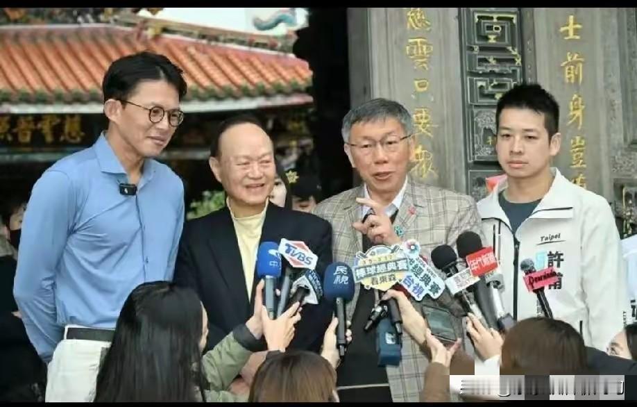 黄国昌这次，肯定不敢邀请柯文哲一起做节目了，不然的话，他的声浪一点儿也没有了。柯