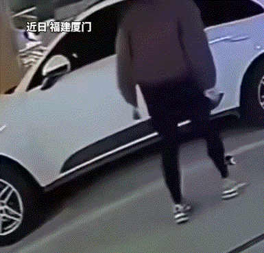 闹大了，福建厦门，一名女子驾车来到某商场地下车库内停车时，因无法将车顺利停入车位