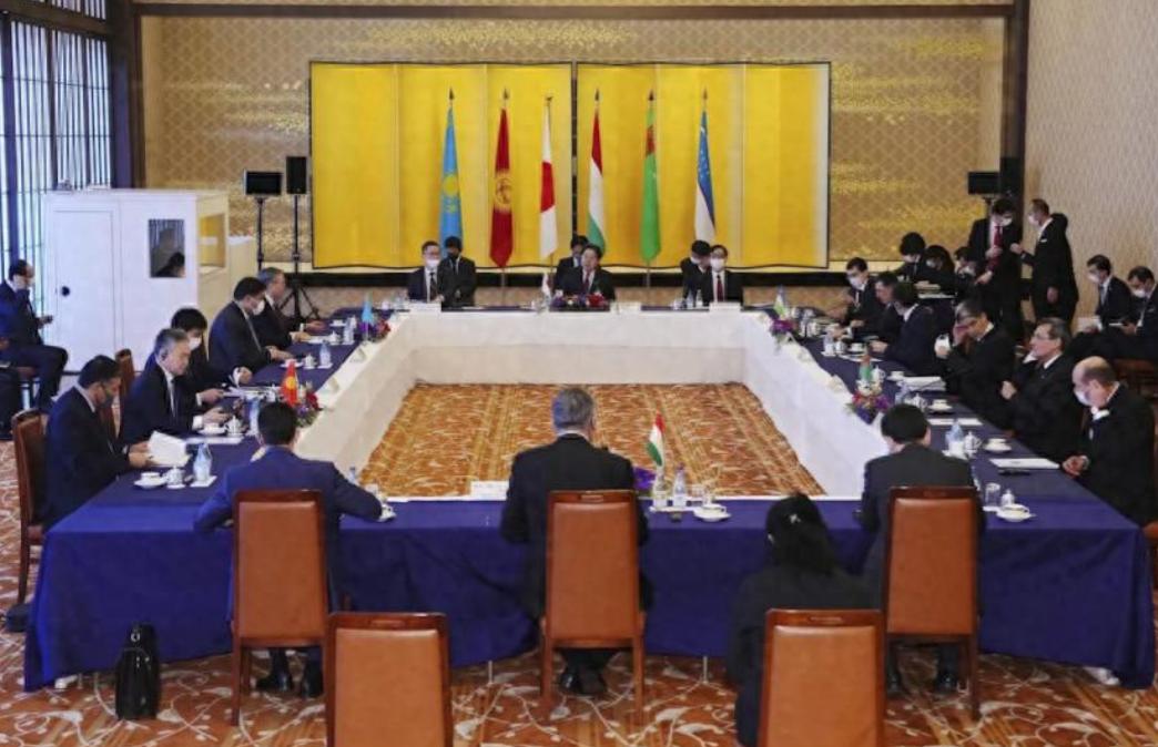 /12月22日，普京背手而立，与刚从日本赶来的哈萨克斯坦总统、吉尔吉斯斯坦