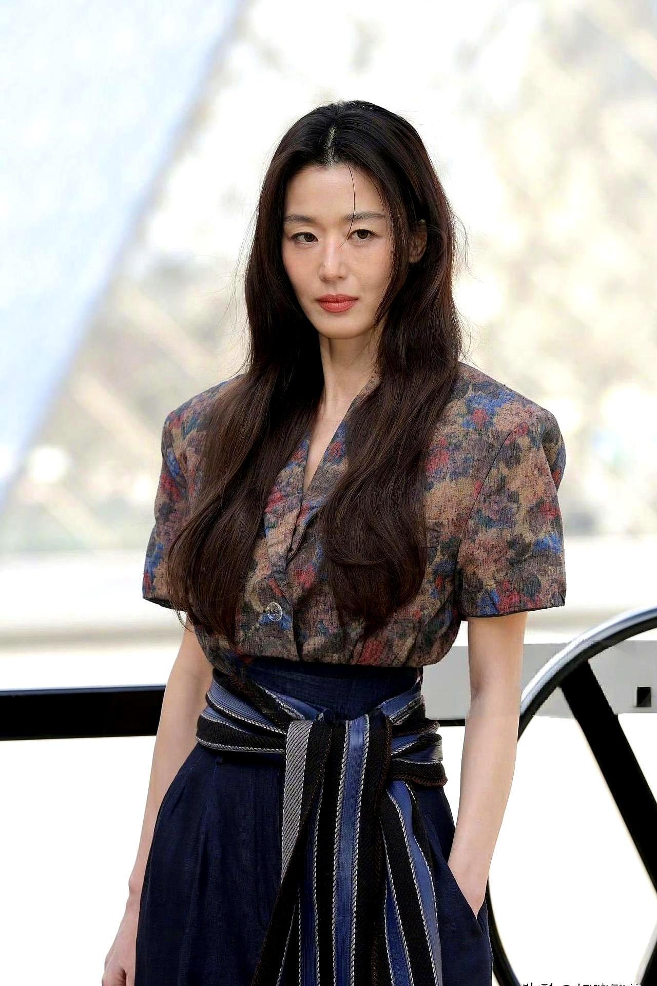 谁能想到，红了20多年的全智贤，这次居然栽在生图上了。这次巴黎LV大秀她作