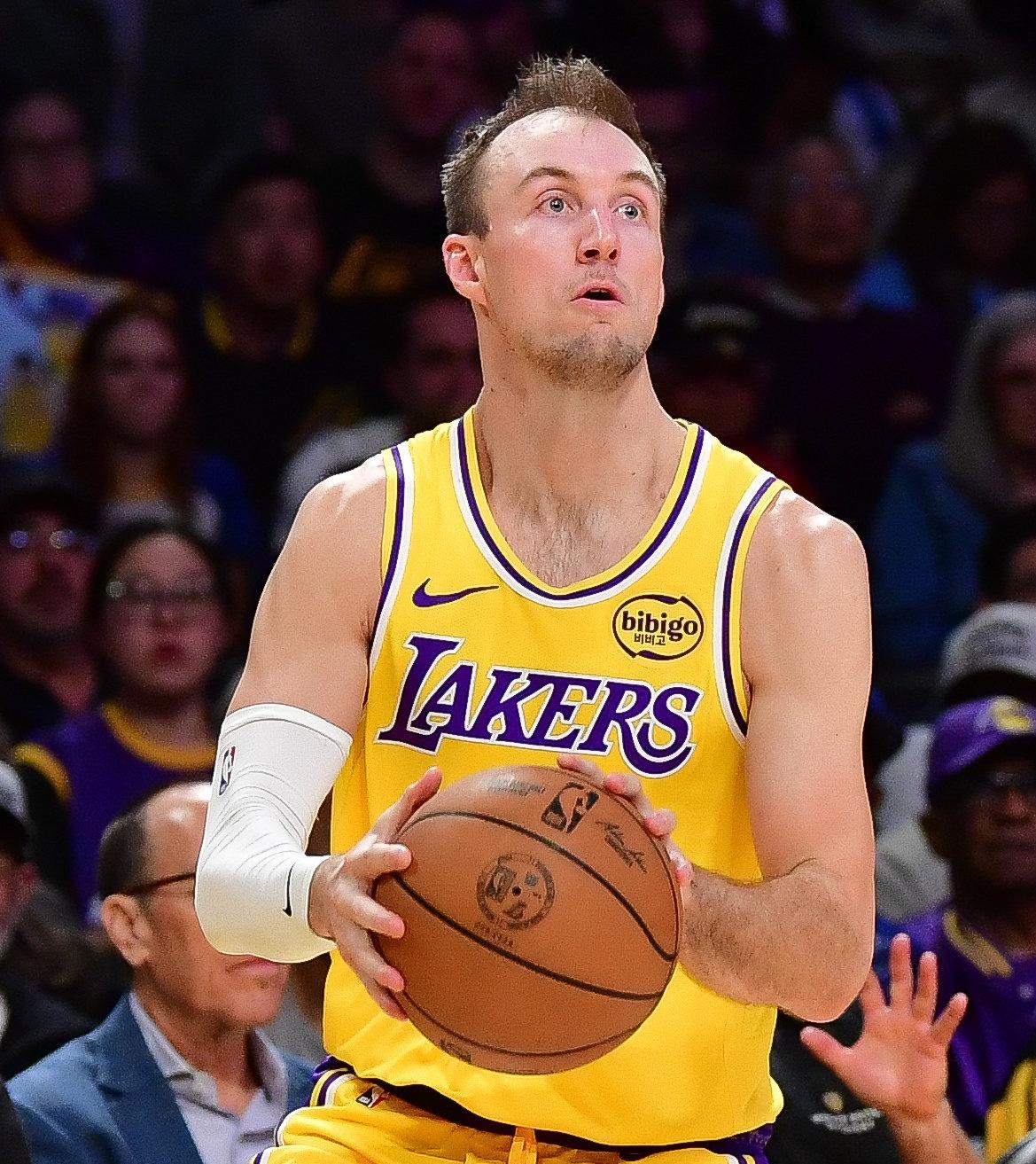 肯纳德来湖人，三分也下滑了！在老鹰，三分命中率49.7%在湖人，三分命中率