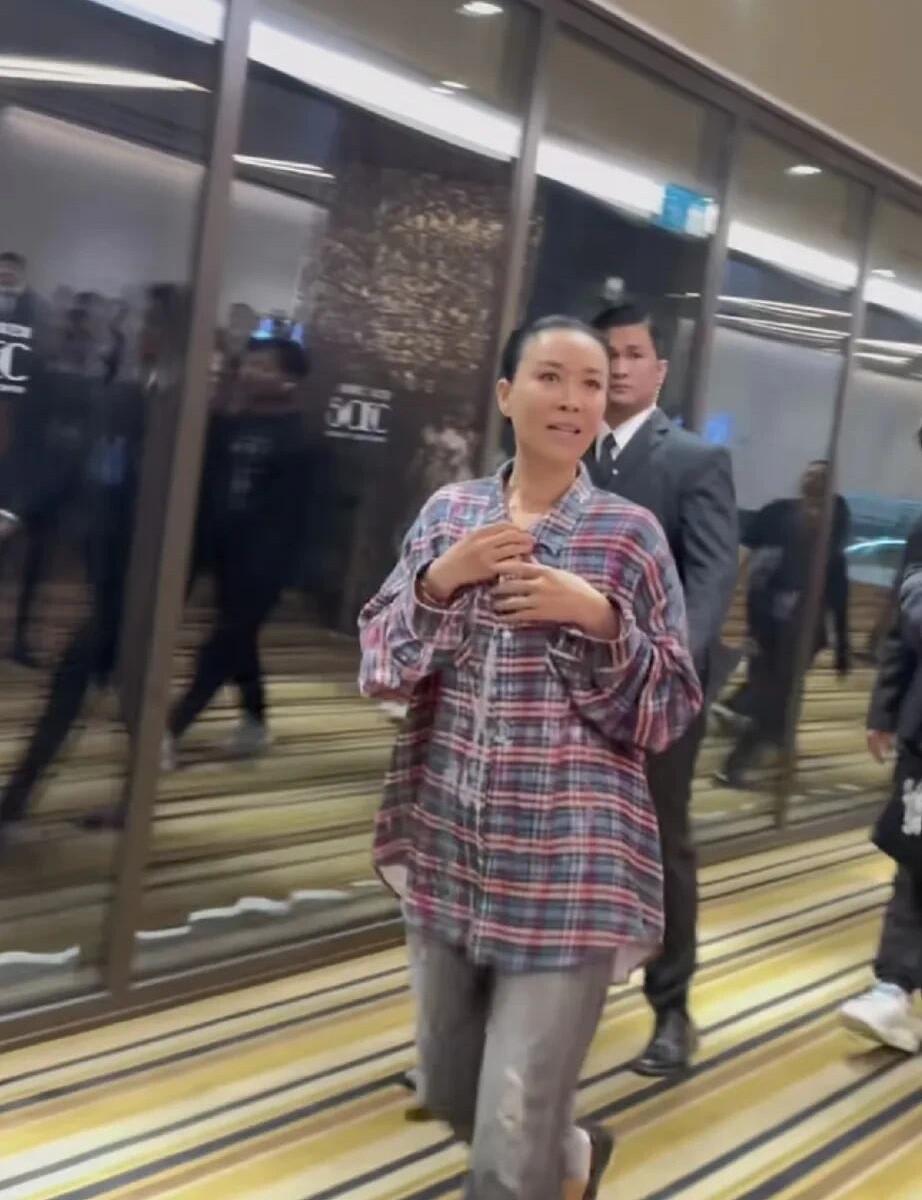 曾经是多么艳丽的一位歌后，当时比王菲好看。现在老成大妈的样子，走在街上没有人认出