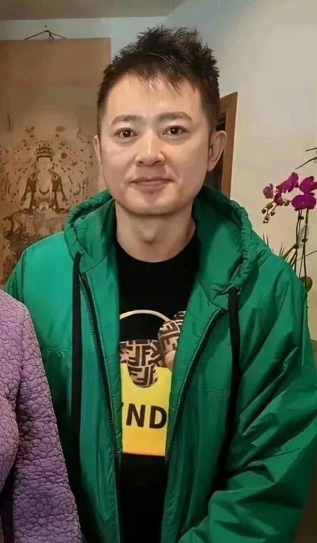 岁月不饶人啊，曾经的古装男神，也变得这么老了。老到有点认不出来，他在20多年前饰