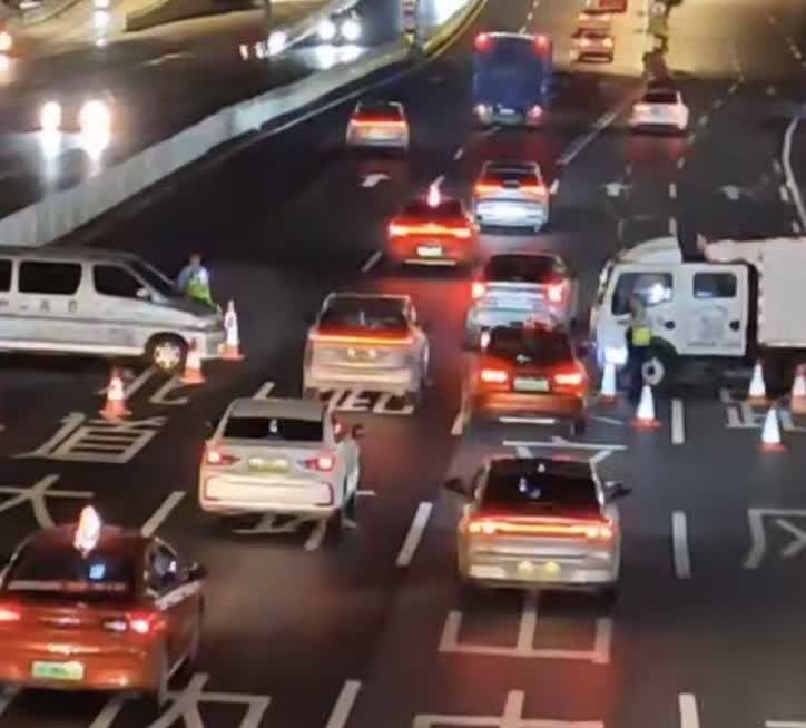 “人大代表可以喝酒，但不可以开车！”6月18日凌时一点左右，广州天河车陂