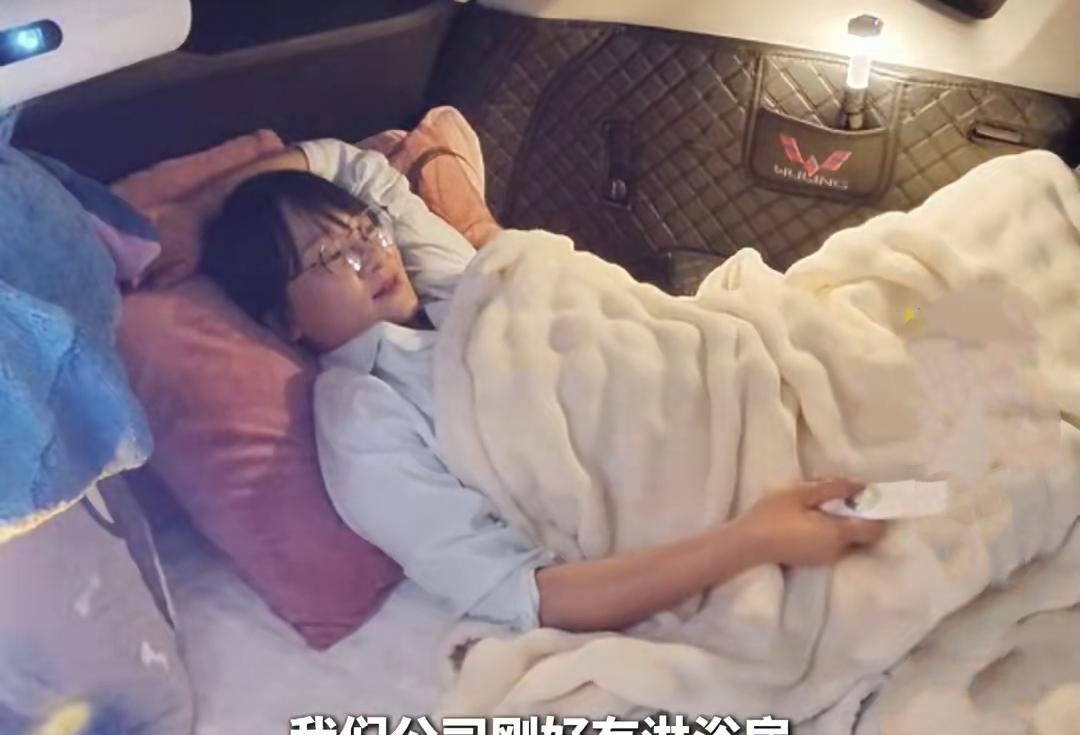 云南昆明，女子以车为居已一年多，日常的吃饭、工作和洗澡都在公司解决。她提到，自己