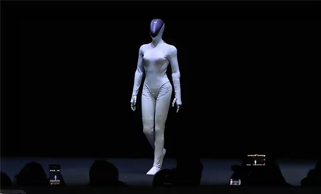 不要去质疑中国的技术，小鹏汽车的发布会上，发布了新的一代IRON机器人，因为机器