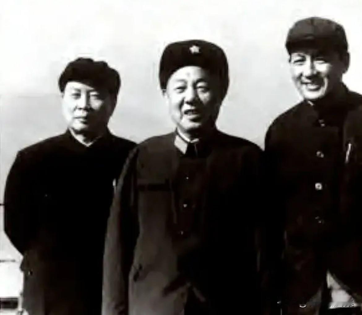 1977年，上海市委三位书记苏振华、倪志福、彭冲的合影。其中倪志福（1933-2