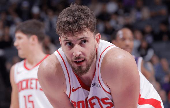 小贾的身高和他的打法不合适，这就很难受大家想一想，211的外线型持球打法，