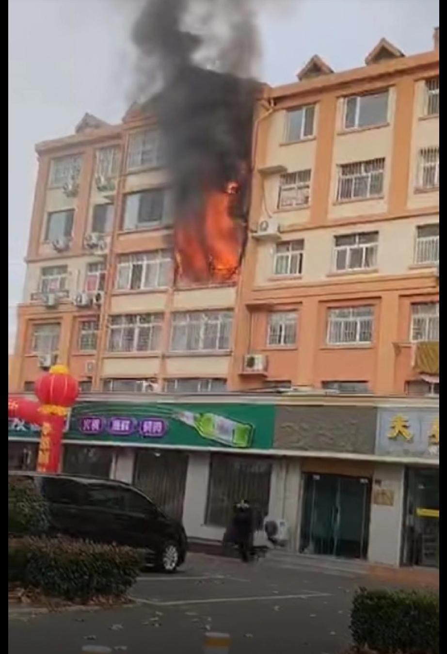 12月20日上午，青岛市城阳区城阳街道明阳路307号仁和居小区东区1号楼4层某住