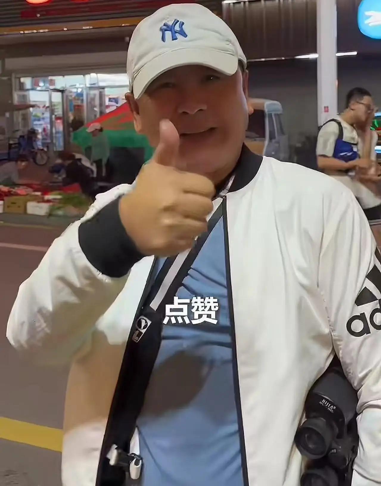 这位男子的心跳瞬间加快，心里还在琢磨着“是不是又要整治摊贩，维护市容”？但当他看