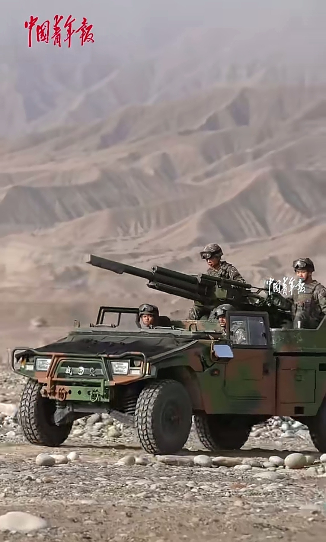 每天认识一件兵器给82mm车载速射迫击炮的4联装弹夹装弹