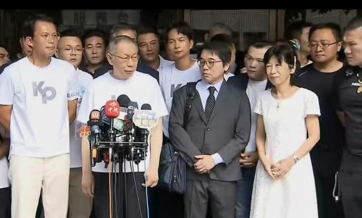 9月8日下午，柯文哲交保出狱，馆长到现场迎接，而且还站在前排，和柯妻陈佩琪站在一