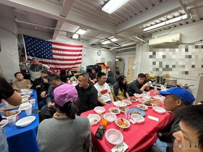 润人的聚会，连个像样的碗筷都没有，却还要挂个美国国旗[doge]其实我想说，都认美国爹