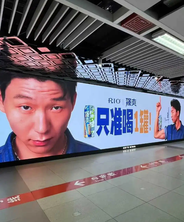 被北京的地铁的广告文案笑到抽筋。