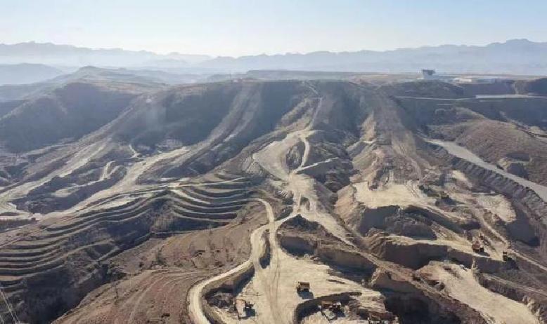 包头石拐区那个国际滑雪场，现在工地上到处是塔吊转个不停，机器轰鸣，工人忙着挖土、