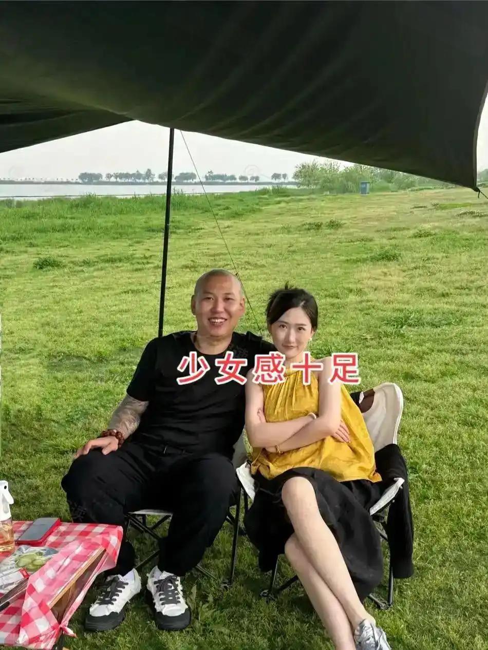 女子网恋10天奔现，婚后被宠出“少女感”直言：找男人，就得得会服软的。安徽一