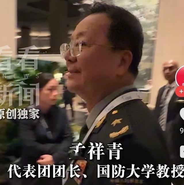 谁说文官不顶用？今年香会咱们派对人了！正是国防大学孟祥青教授。别看他并非一线军政