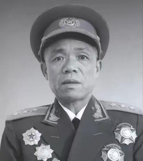 1976年，兰州军区司令韩先楚上将前往大寨参观，顺道去看望1位首长。到了大门口，