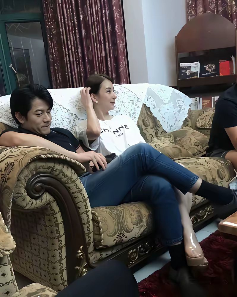 郭富城老婆在节目里说，结婚这么多年，还是没能融入他的朋友圈。袁咏仪也补了一刀，说每次聚会，方媛都一个