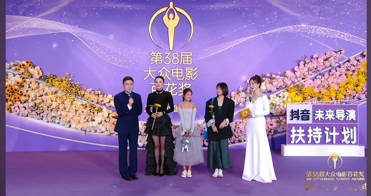 她小小的一只，站在宋佳旁边，看着普通又不普通！她是演员梅婷的女儿快快看着