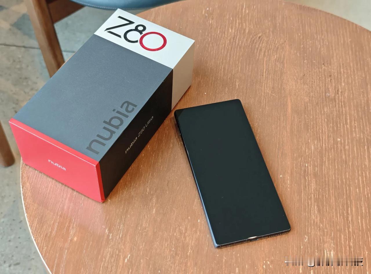 努比亚Z80Ultra开箱，包装盒还是努比亚传统风格，但背部Deco设计与前两