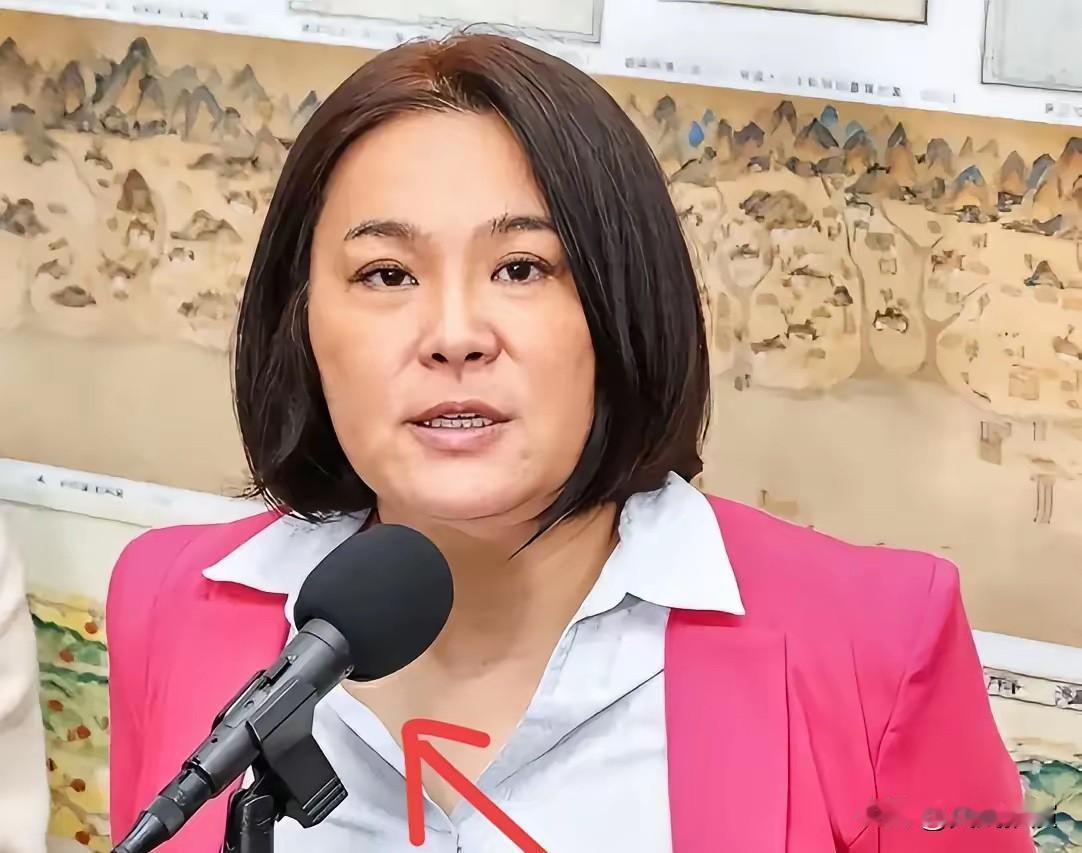 国民党金门“立委”陈玉珍，最近被骂一点不冤。陈玉珍平日里总把两岸和平挂在嘴