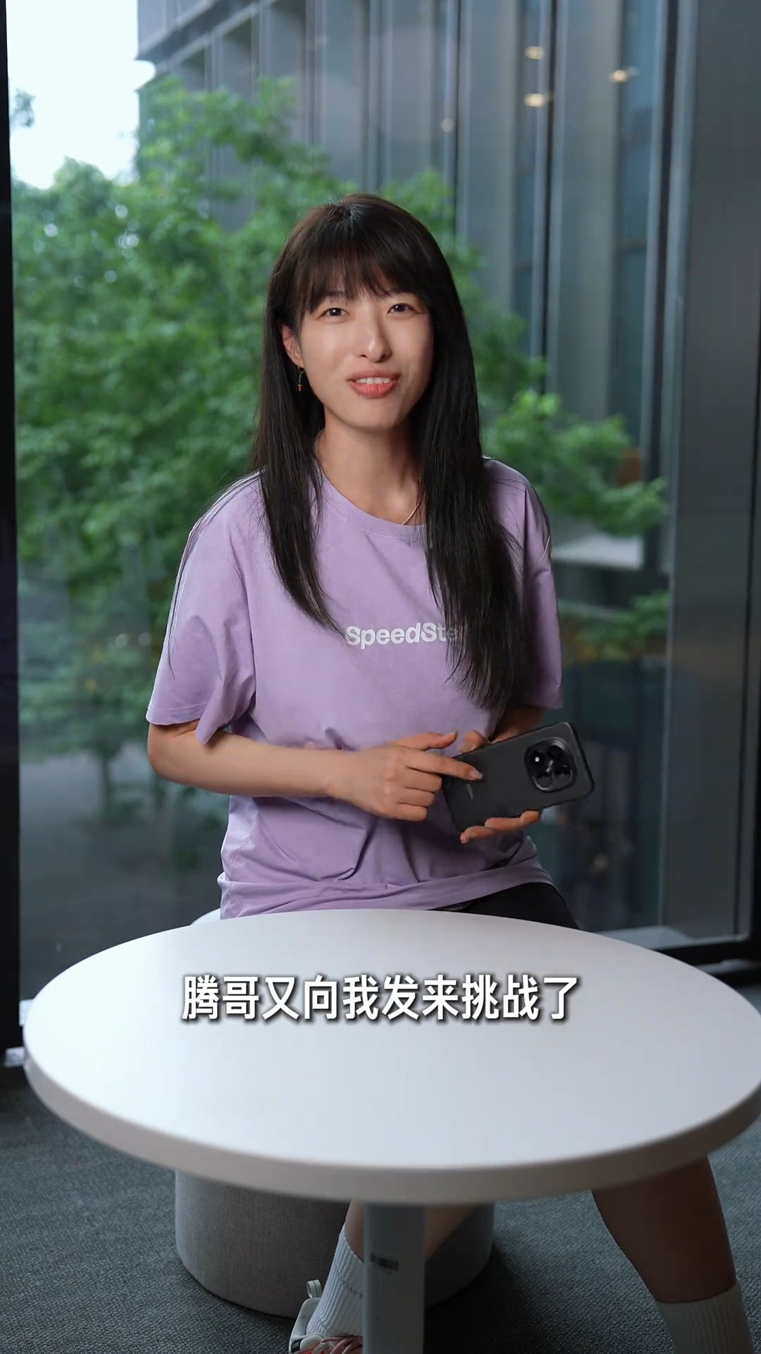 王腾对老魏说，如果她能把红米note15pro+弄碎，就满足老魏一个要求。