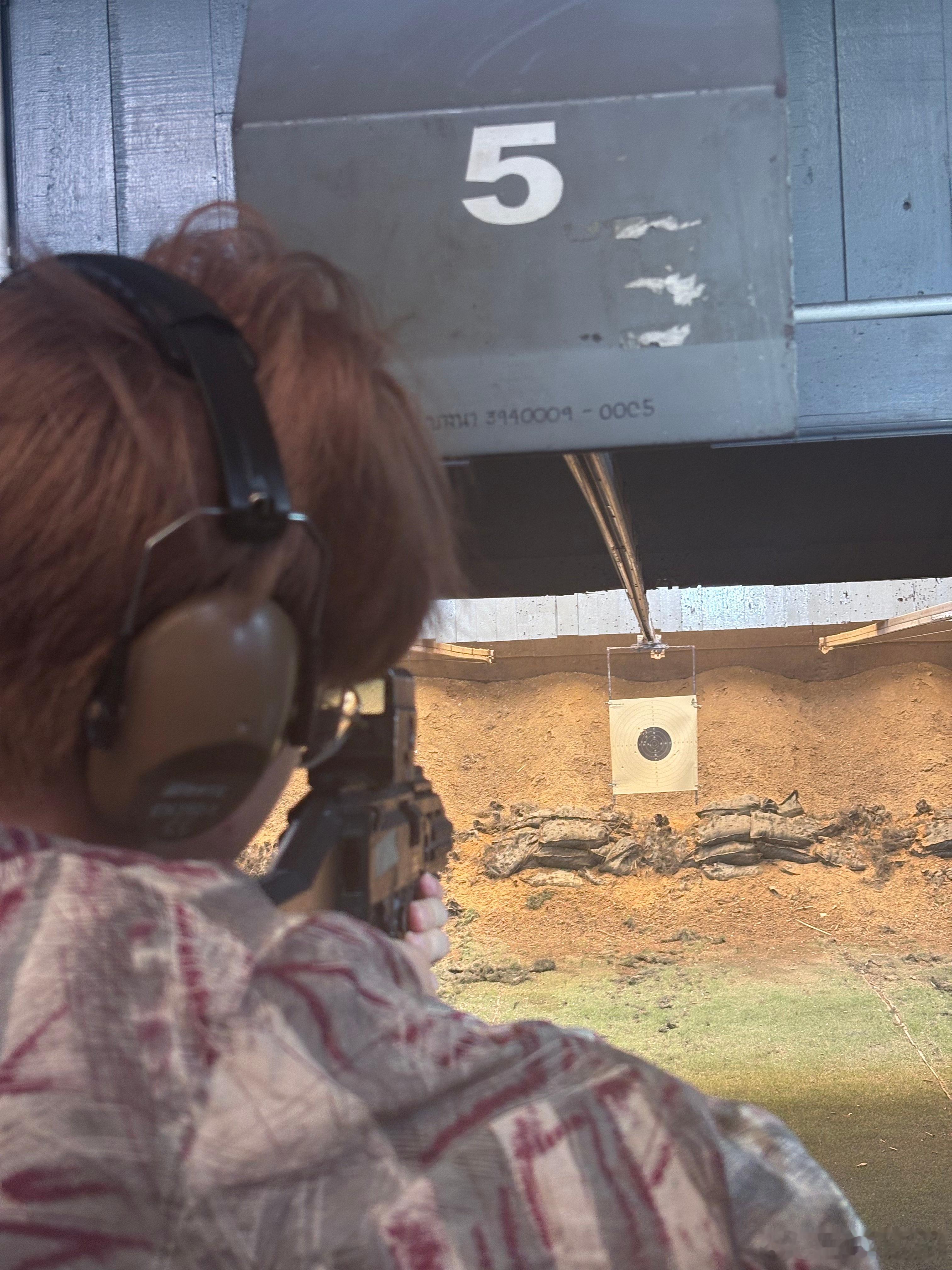 也是体验到国内不大可能摸到的东西了没想到手枪居然是后坐力最大的。价格也不算很贵，